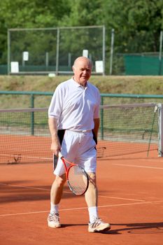 a aktive senior is playing tennis