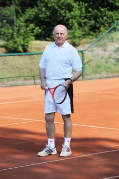 a aktive senior is playing tennis