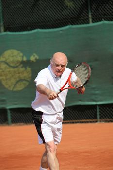 a aktive senior is playing tennis