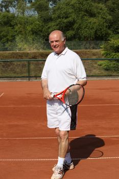 a aktive senior is playing tennis