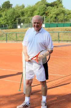 a aktive senior is playing tennis