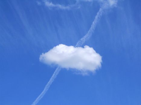 Wolke mit Kondensstreifen