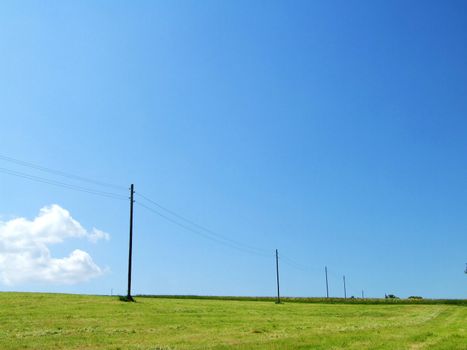 Stromleitung über Feldern
