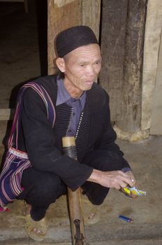 This man belongs to the Dao ethnic black. It is still one of the few to have retained the traditional dress.