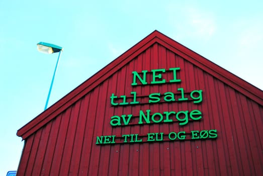 A norwegian anti-EU slogan on wall.