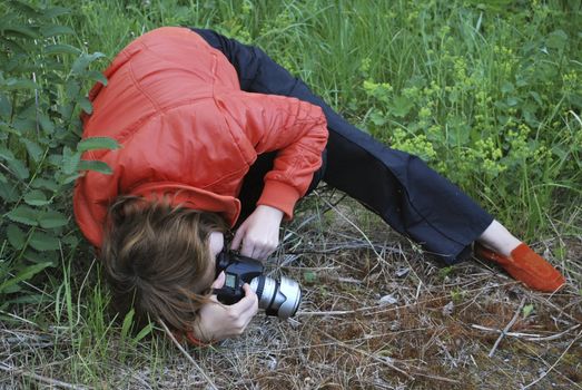 girl with camera executes macro removal