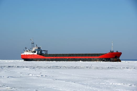 The cargoship hardly moves ahead in an ice 