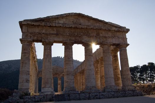 The Doric temple of Segesta (5th century BC, 6×14 columns); Sicily, Italy