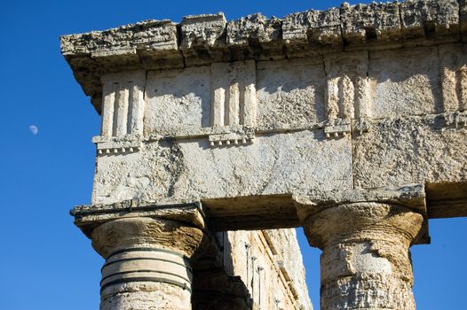 The Doric temple of Segesta (5th century BC, 6×14 columns); Sicily, Italy