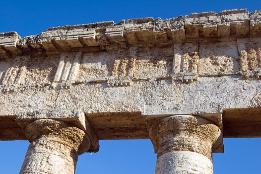 The Doric temple of Segesta (5th century BC, 6×14 columns); Sicily, Italy