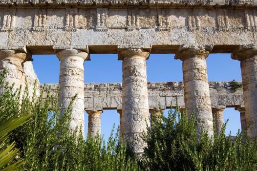 The Doric temple of Segesta (5th century BC, 6×14 columns); Sicily, Italy