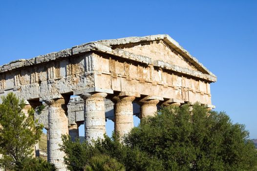 The Doric temple of Segesta (5th century BC, 6×14 columns); Sicily, Italy