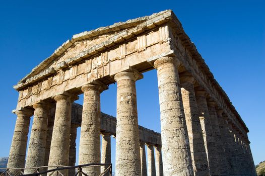 The Doric temple of Segesta (5th century BC, 6×14 columns); Sicily, Italy