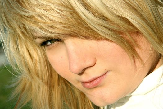 Blonde glam woman with a lion haircut