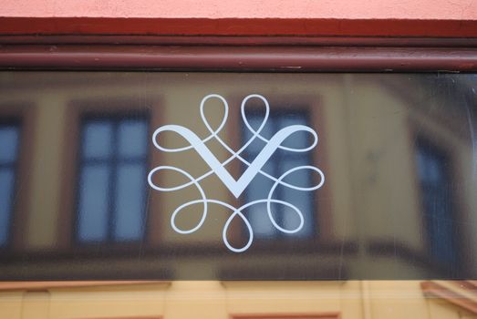Logo of the norwegian wine monopoly.