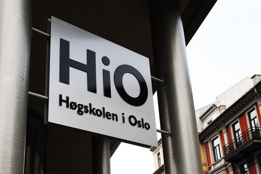Sign of Oslo University College (Høgskolen i Oslo).
