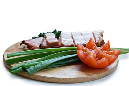 Meat with green onion and tomato