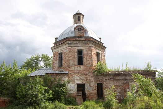 Kind on the old destroyed church
