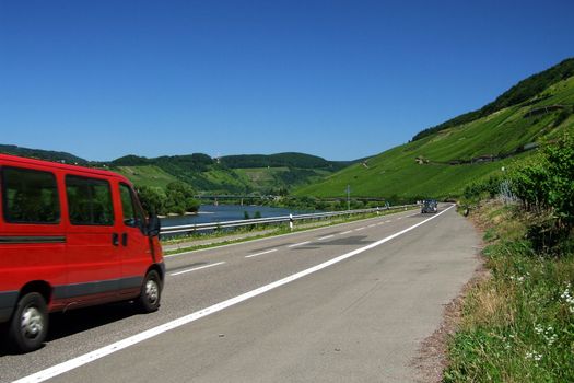 roter Kleinbus fährt über B 53