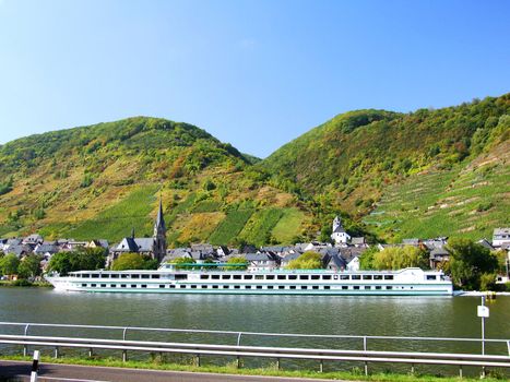 Flussschiff bei Aldegund
