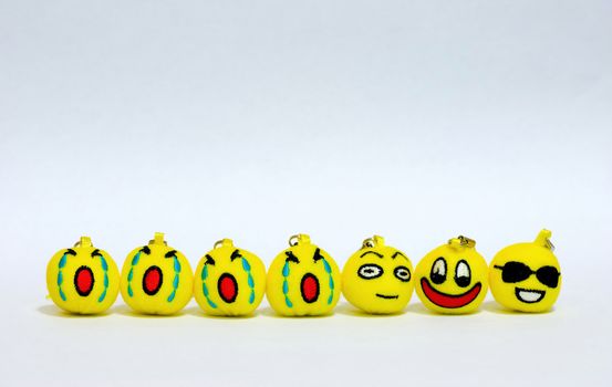 Keychain with appropriate smileys for each day of the week, namely Monday to Thursday, crying and sad, Friday, just awaken, Saturday, a big smile, and Sunday, most cool!