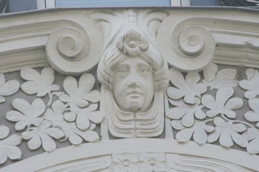 Steinrelief mit Frauenkopf und Blumen	Stone relief with woman's head and flowers