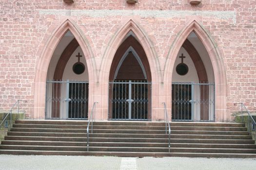 Eingangsbereich einer Kirche mit Treppe und drei Spitzbögen	
Entrance of a church with staircase and three pointed arches