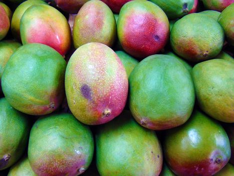 fresh mangos in a market stall