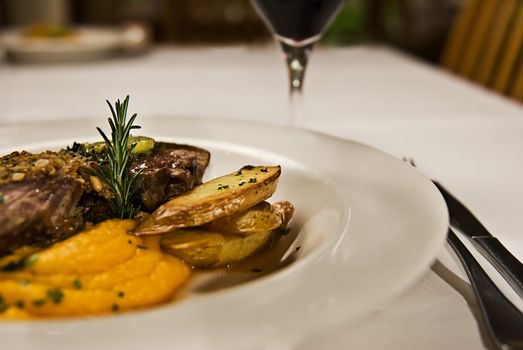 Meat, potato and pumpkin puree, served with red wine.