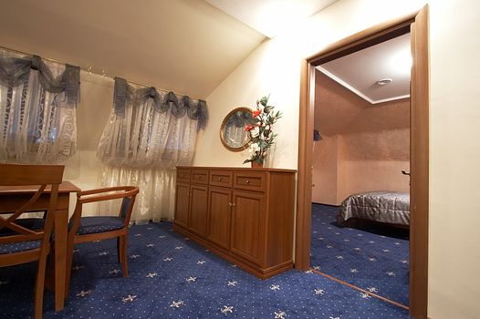 flowers and mirror in a modern hotel room