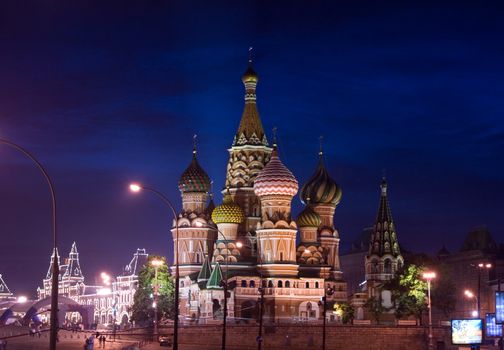 Night view of the St. Basil's Cathedral from the Bol'shoy Moskvoretskiy Bridge