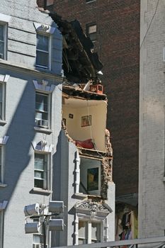 Crane collapse flatten a 4 story building and killed 7 people in Midtown Manhattan  