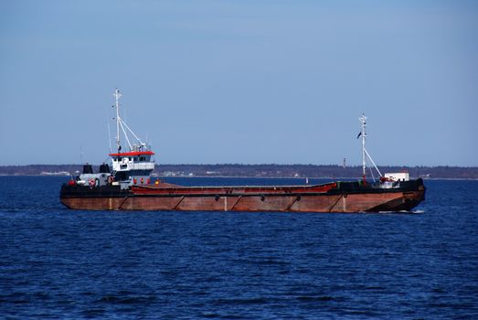 The cargoship moves to harbour