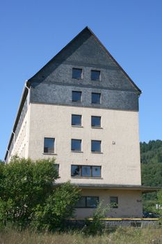 leerstehendes ehemaliges Verwaltungs Gebäude der US Streitkräfte in Idar Oberstein,Deutschland	vacant former headquarters of U.S. forces in Idar Oberstein, Germany