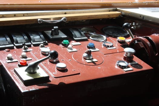 Das Schaltpult einer alten restaurierten Zahnradbahn	
The control panel of an old restored cog railway