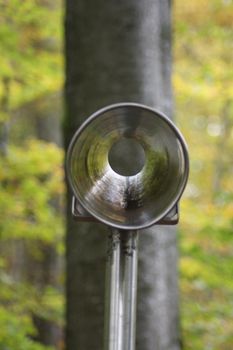 Aus Edelstahl gefertigter drehbarer Trichter,als Sprachrohr zu benutzen	
to use stainless-steel rotating funnel, as the voice