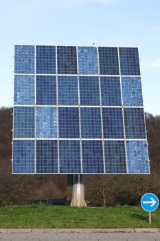 schwenk und drehbares Solarmodul,mit vierundzwanzig Feldern  
tilting and rotating solar module, with twenty-four fields
