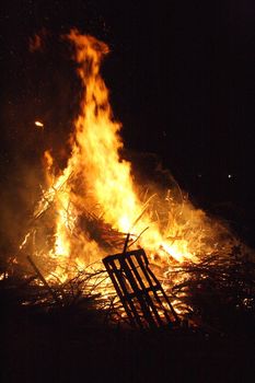 ein loderndes Feuer spät in der Nacht	
a blazing fire late at night