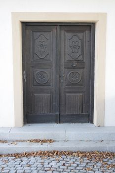 schöne Holztür eines alten Wohnhauses	
beautiful wooden door of an old house