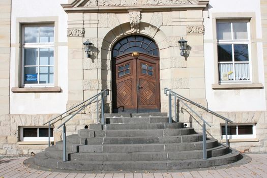 Eingangsbereich mit Treppe,Geländer und Holztür	
Entrance with stairs, railings and wooden door