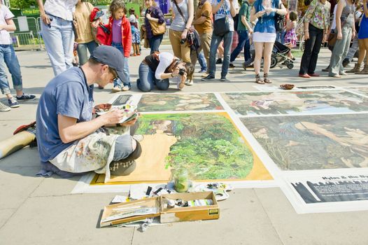 The London sidewalk artist draws pictures on asphalt. 