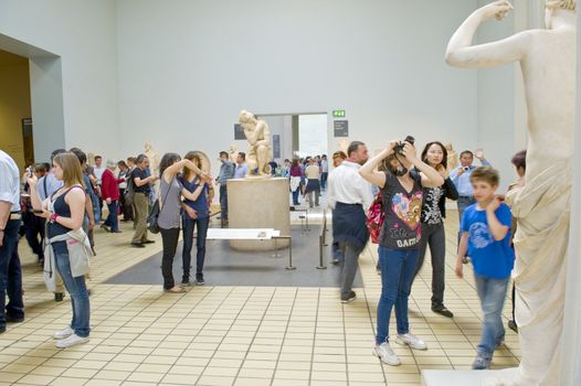 Tourists in the antigue hall of Britich museum