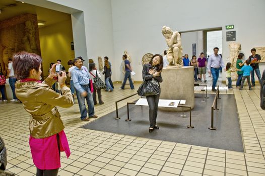 Tourists in the antigue hall of Britich museum