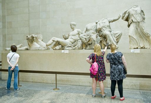 Tourists in the antigue hall of Britich museum