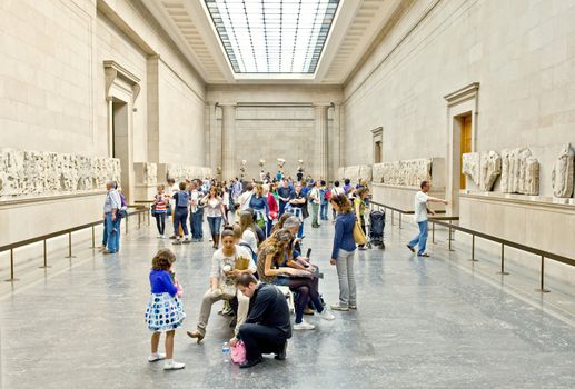 Tourists in the antigue hall of Britich museum