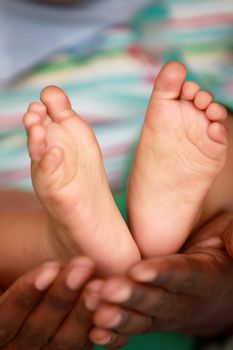 baby feet be held 
