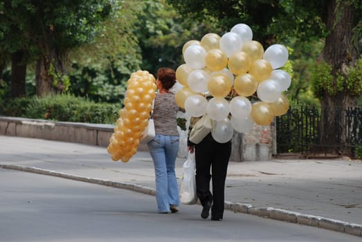 Women go with the balloons in their hands