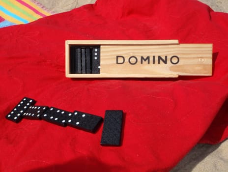 domino on red        