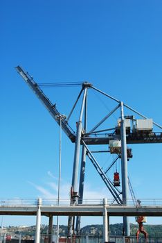 photo of heavy crane to load containers into ships