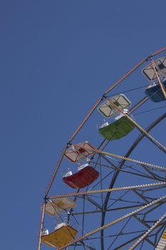 Ferris wheel on a buetiful summer day.